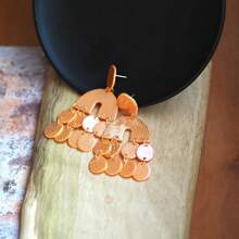 1 paire de boucles d'oreilles en argile douce faites à la main, design géométrique doré et à gland, style long, cadeau de Pâques convenant aux femmes, à porter lors de festivals, de vacances et au bureau quotidien