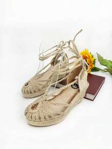 Bohemian-Style Wedge Espadrille With A Metallic Finish, Braided Esparto Grass, And Adjustable Straps, Perfect For A Casual Yet Elegant Look. - 米色 - 查看 4
