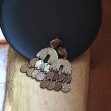 1 paire de boucles d'oreilles en argile douce faites à la main, design géométrique doré et à gland, style long, cadeau de Pâques convenant aux femmes, à porter lors de festivals, de vacances et au bureau quotidien