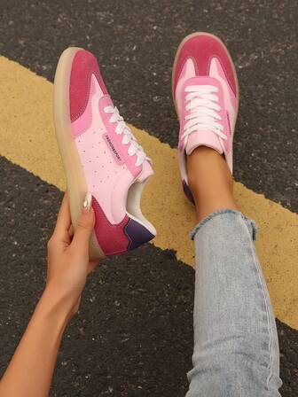 四季百搭，适合年轻人日常通勤！优质皮革与麂皮拼接，精致缝线工艺，耐磨时尚。标志性字母元素点缀，圆头低帮设计，平底轻便，休闲运动鞋。