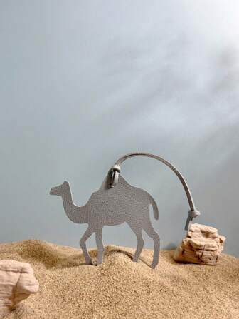 1件纯色PU材质时尚简约可爱趣味动物骆驼汽车钥匙扣挂件，可挂在背包、单肩包、斜挎包、手提包、托特包上，是行李箱的理想挂件。适合情侣、学生、男女学生上学、男女学生上班、通勤、日常约会、度假、旅行和商务出行。也适合男士、情人节、送给女友、母亲等作为小礼物。