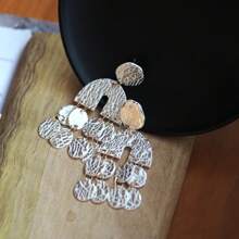 1 paire de boucles d'oreilles en argile douce faites à la main, design géométrique doré et à gland, style long, cadeau de Pâques convenant aux femmes, à porter lors de festivals, de vacances et au bureau quotidien