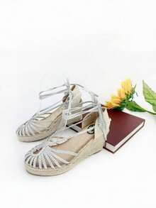 Bohemian-Style Wedge Espadrille With A Metallic Finish, Braided Esparto Grass, And Adjustable Straps, Perfect For A Casual Yet Elegant Look. - Bạc - Xem 3