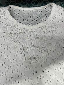 Elegante blusa regular de manga corta verde para mujer con detalles de perlas y tejido ligeramente elástico. Tejido elástico. fresco, tela eyelet, hoyitos, aplicación bordada en el cuello, estilo casual relajado, primavera verano - Blanco - Ver 4