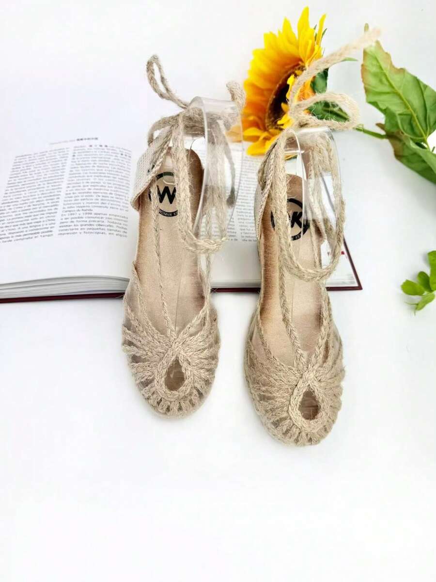 Bohemian-Style Wedge Espadrille With A Metallic Finish, Braided Esparto Grass, And Adjustable Straps, Perfect For A Casual Yet Elegant Look. - 米色 - 查看 1