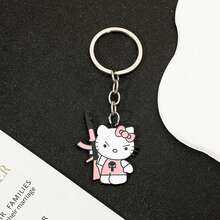 1 Stück Hello Kitty Schlüsselanhänger mit rosa Revolver Design - süßer Anime Schlüsselanhänger aus Edelstahl, geeignet für Taschen, Rucksäcke und Autoschlüssel, das perfekte Geschenk für Fans von Sanrio Charakteren