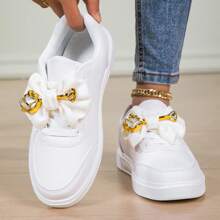 Baskets décontractées pour femmes avec lacets, décor de fleur dorée et nœud. Chaussures polyvalentes confortables et antidérapantes, idéales pour les événements extérieurs et le port quotidien, toutes saisons