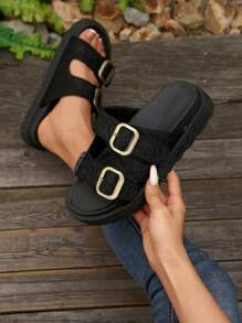 Sandales femme mode polyvalentes avec boucle, semelle épaisse, en tissu plissé noir. Sandales plates avec une vibe vacances, convenant pour l'été