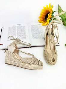 Bohemian-Style Wedge Espadrille With A Metallic Finish, Braided Esparto Grass, And Adjustable Straps, Perfect For A Casual Yet Elegant Look. - 米色 - 查看 3