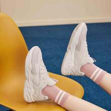 XTEP Zapatillas gruesas Xtep para mujer, con suela gruesa, ligeras, antideslizantes, versátiles y casuales, modelo 876318320050