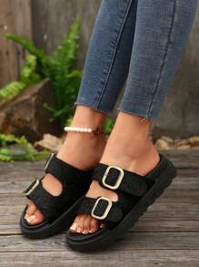 Sandales femme mode polyvalentes avec boucle, semelle épaisse, en tissu plissé noir. Sandales plates avec une vibe vacances, convenant pour l'été