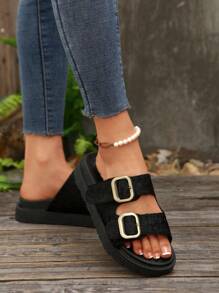 Sandales femme mode polyvalentes avec boucle, semelle épaisse, en tissu plissé noir. Sandales plates avec une vibe vacances, convenant pour l'été