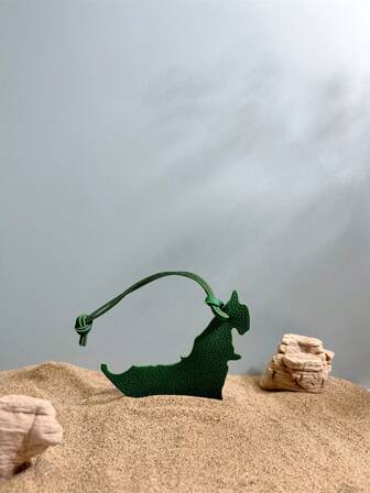 1件纯色PU材质，时尚简约，趣味十足的阿联酋地图挂件。可作汽车钥匙扣、车挂件、背包、单肩包、斜挎包、手提包、托特包、行李挂件等，适合情侣、学生、男士、女士、工作、通勤、日常约会、度假、旅行和商务出行。也适合送给男孩、情人节礼物、女友、母亲等，作为小礼物。