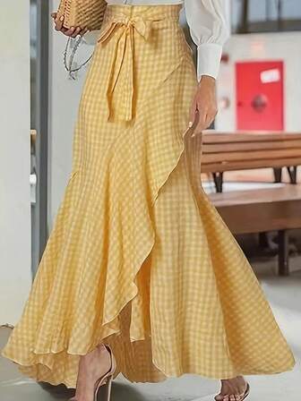 Falda a línea con volantes asimétricos de mujer elegante a cuadros