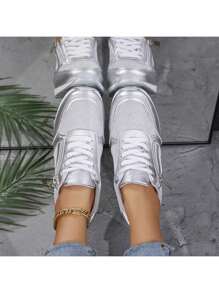 Damen Plateau Sneaker mit rundem Zehenbereich, Goldfarbene Patchwork-Schnürung, Dicker Sohle und Glitzer Absatz