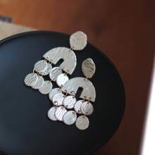 1 paire de boucles d'oreilles en argile douce faites à la main, design géométrique doré et à gland, style long, cadeau de Pâques convenant aux femmes, à porter lors de festivals, de vacances et au bureau quotidien