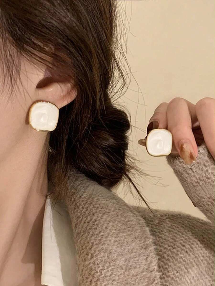 1 Pasang Anting Wanita Bentuk Persegi Kecil Serbaguna untuk Sehari-hari, Bergaya Retro Sederhana Musim Gugur dan Musim Dingin, Kelas Atas, Cocok untuk Modis dan Cocok untuk Penggunaan Sehari-hari