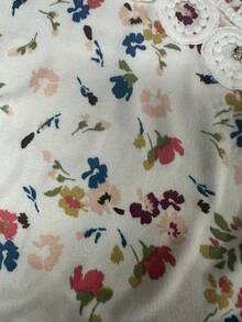 Blusa floral con aplicación y detalles brillantes - Blanco - Ver 4