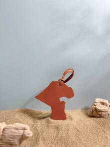 1 pieza Llavero de coche, colgante de coche, mochila, bolso de hombro, bolso diagonal, bolso de mano, bolso de tela, colgante, colgante de cintura de pantalones, colgante de equipaje, de unicolor de PU, con diseño sencillo e interesante del mapa de Kuwait, adecuado para parejas, estudiantes, escuela, hombres, mujeres, trabajo, viajes diarios, citas, vacaciones, viajes de negocios, San Valentín, regalos para novias, madres, regalos pequeños, regalos de cumpleaños