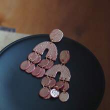 1 paire de boucles d'oreilles en argile douce faites à la main, design géométrique doré et à gland, style long, cadeau de Pâques convenant aux femmes, à porter lors de festivals, de vacances et au bureau quotidien