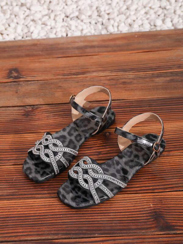 Nuevas sandalias planas con punta abierta y adornadas con rhinestones para mujeres, modelo de moda versátil del verano 2025