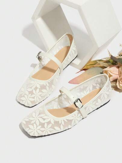 Giày ba lê đế bằng thêu hoa màu trắng cho nữ, dép xăng đan lưới thoáng khí mùa hè, thiết kế mũi vuông phù hợp với bàn chân rộng, phong cách Mary Jane