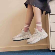 XTEP Zapatillas gruesas Xtep para mujer, con suela gruesa, ligeras, antideslizantes, versátiles y casuales, modelo 876318320050