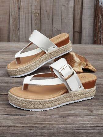 女士白色坡跟厚底铆钉绳编织一脚蹬夏季沙滩凉鞋，适合旅行、海滩、学生聚会、度假、上学、约会