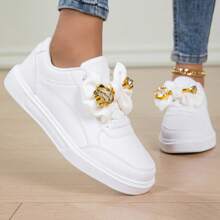 Baskets décontractées pour femmes avec lacets, décor de fleur dorée et nœud. Chaussures polyvalentes confortables et antidérapantes, idéales pour les événements extérieurs et le port quotidien, toutes saisons