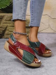 1 Paar Damen Mode Komfortable Plateau Klettverschluss Sandalen, ideal für Strand und Urlaub. Das gekreuzte Riemendesign zeigt eine persönliche und stilvolle Note. Passt gut zu Kleidern, um ein modisches und raffiniertes Aussehen zu präsentieren. Bequem und praktisch zu tragen mit Bürooutfits. Geeignet für Strand oder Urlaub tagsüber und elegant für Abendveranstaltungen oder besondere Anlässe. Eine tolle Geschenkwahl für sich selbst oder Liebste. Ein Sommermuss-have für Frauen.