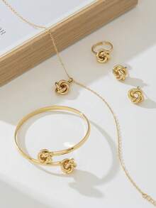 1 套女士珠宝包括 1 条带经典金属扭曲几何吊坠的项链、1 对耳环、1 枚戒指、1 条手链