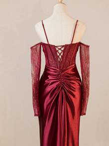 Burgunderrotes Abendkleid mit Spaghettiträgern, Kontrast-Spitze und Meerjungfrauenschnitt, elegant für formelle Anlässe wie Abschlussball, Dinner