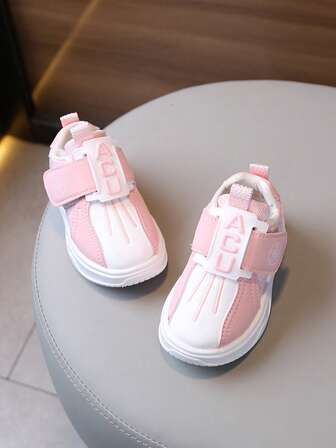 1双皮革表面防水软底休闲舒适字母钩环时尚婴儿鞋