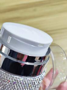 1个50毫升真空面霜瓶，奢华水钻装饰按压式瓶身，是旅行和送礼的理想之选。