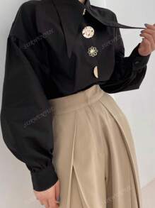 Camisa negra con cuello puntiagudo y botones de perla, con un estilo de dinero viejo elegante