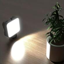 Un dispositivo de iluminación portátil con clip para teléfonos, portátiles y tabletas - Brillo ajustable para videoconferencias, transmisión en vivo, llamadas de Zoom, maquillaje y fotografía - Diseño compacto y elegante en negro con rotación de 180°, fabricado en material PP duradero