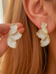 Elegant Flower Design Earrings Suitable For Everyday Wear - White - View 3