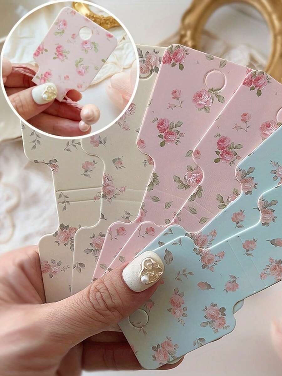 50 piezas Tarjetas de exhibición de joyería con diseño floral para pulseras, collares y lazos para el cabello - Diseño elegante de flores rosa y blancas, de 1,77x4,72 pulgadas, etiquetas de manualidades DIY y suministros para pequeños negocios, etiquetas de precio al por menor | Etiquetas de color pastel | Calidad de impresión vibrante para organizador de almacenamiento de mujeres, artículos esenciales para viajes, regalo - Multicolor - Ver 1