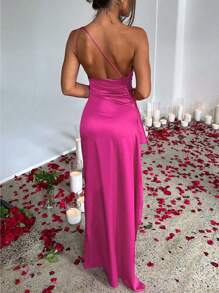 Robe longue plissée fendue jusqu'à la cuisse avec une seule épaule, en satin de soie couleur unie, sexy et dos nu. Parfaite pour les sorties, les fêtes, les cocktails, les invités de mariage et les vacances.