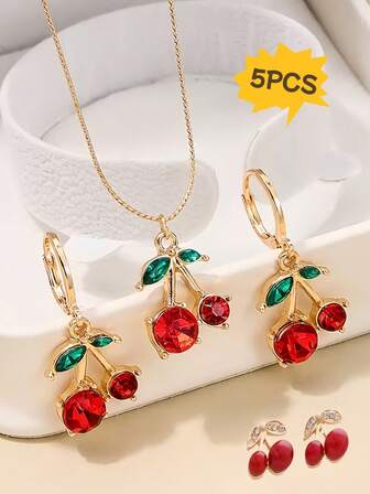一套 5 件优雅可爱的 18K 镀金钢项链和耳环套装，采用红樱桃设计，适合女性在约会或夏季日常生活中佩戴，或作为女性的节日礼物