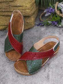 1 Paar Damen Mode Komfortable Plateau Klettverschluss Sandalen, ideal für Strand und Urlaub. Das gekreuzte Riemendesign zeigt eine persönliche und stilvolle Note. Passt gut zu Kleidern, um ein modisches und raffiniertes Aussehen zu präsentieren. Bequem und praktisch zu tragen mit Bürooutfits. Geeignet für Strand oder Urlaub tagsüber und elegant für Abendveranstaltungen oder besondere Anlässe. Eine tolle Geschenkwahl für sich selbst oder Liebste. Ein Sommermuss-have für Frauen.