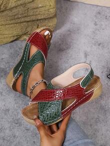 1 Paar Damen Mode Komfortable Plateau Klettverschluss Sandalen, ideal für Strand und Urlaub. Das gekreuzte Riemendesign zeigt eine persönliche und stilvolle Note. Passt gut zu Kleidern, um ein modisches und raffiniertes Aussehen zu präsentieren. Bequem und praktisch zu tragen mit Bürooutfits. Geeignet für Strand oder Urlaub tagsüber und elegant für Abendveranstaltungen oder besondere Anlässe. Eine tolle Geschenkwahl für sich selbst oder Liebste. Ein Sommermuss-have für Frauen.