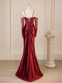 Burgunderrotes Abendkleid mit Spaghettiträgern, Kontrast-Spitze und Meerjungfrauenschnitt, elegant für formelle Anlässe wie Abschlussball, Dinner