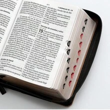 Biblia Con Cierre Portatil 12 Puntos RV1960 Imit Piel Negro Y Cafe Con Indice - Black - View 3