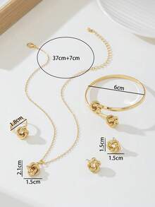 1 套女士珠宝包括 1 条带经典金属扭曲几何吊坠的项链、1 对耳环、1 枚戒指、1 条手链