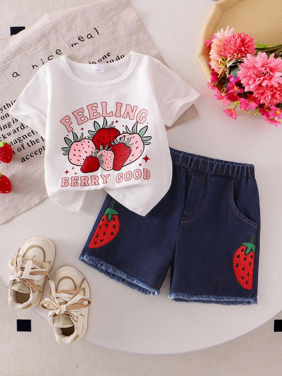 Set de 2 piezas de camiseta de manga corta con estampado de fresa y shorts vaqueros con bolsillo doble con bordado de fresa para niñas jóvenes - Blanco - Ver 1