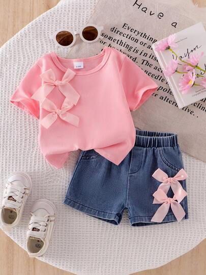 女婴 2 件甜美时尚套装：圆领短袖粉色 3D 蝴蝶装饰 T 恤和粉色 3D 蝴蝶装饰休闲牛仔短裤