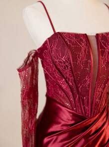 Burgunderrotes Abendkleid mit Spaghettiträgern, Kontrast-Spitze und Meerjungfrauenschnitt, elegant für formelle Anlässe wie Abschlussball, Dinner