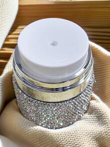 1个50毫升真空面霜瓶，奢华水钻装饰按压式瓶身，是旅行和送礼的理想之选。