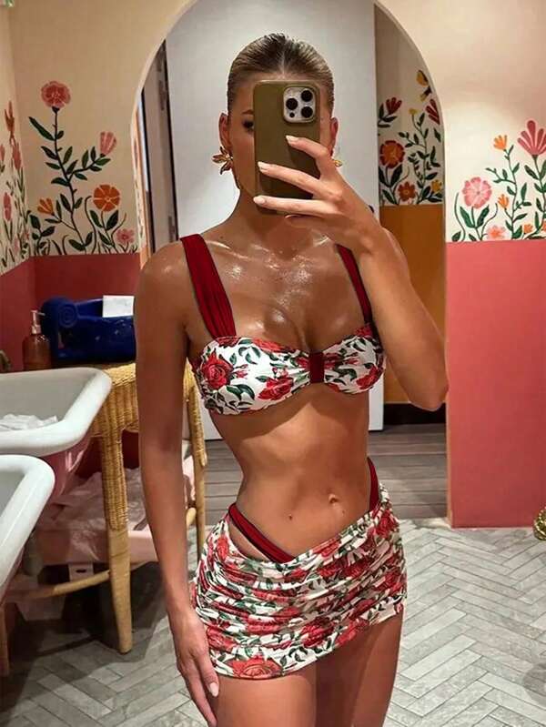 Neuer europäischer und amerikanischer Damen Sommer Rosenblumen zufällig bedruckter Panierer mit dicken Träger Rock romantischer Urlaubs eleganter Mode Badeanzug Set aus drei Teilen.